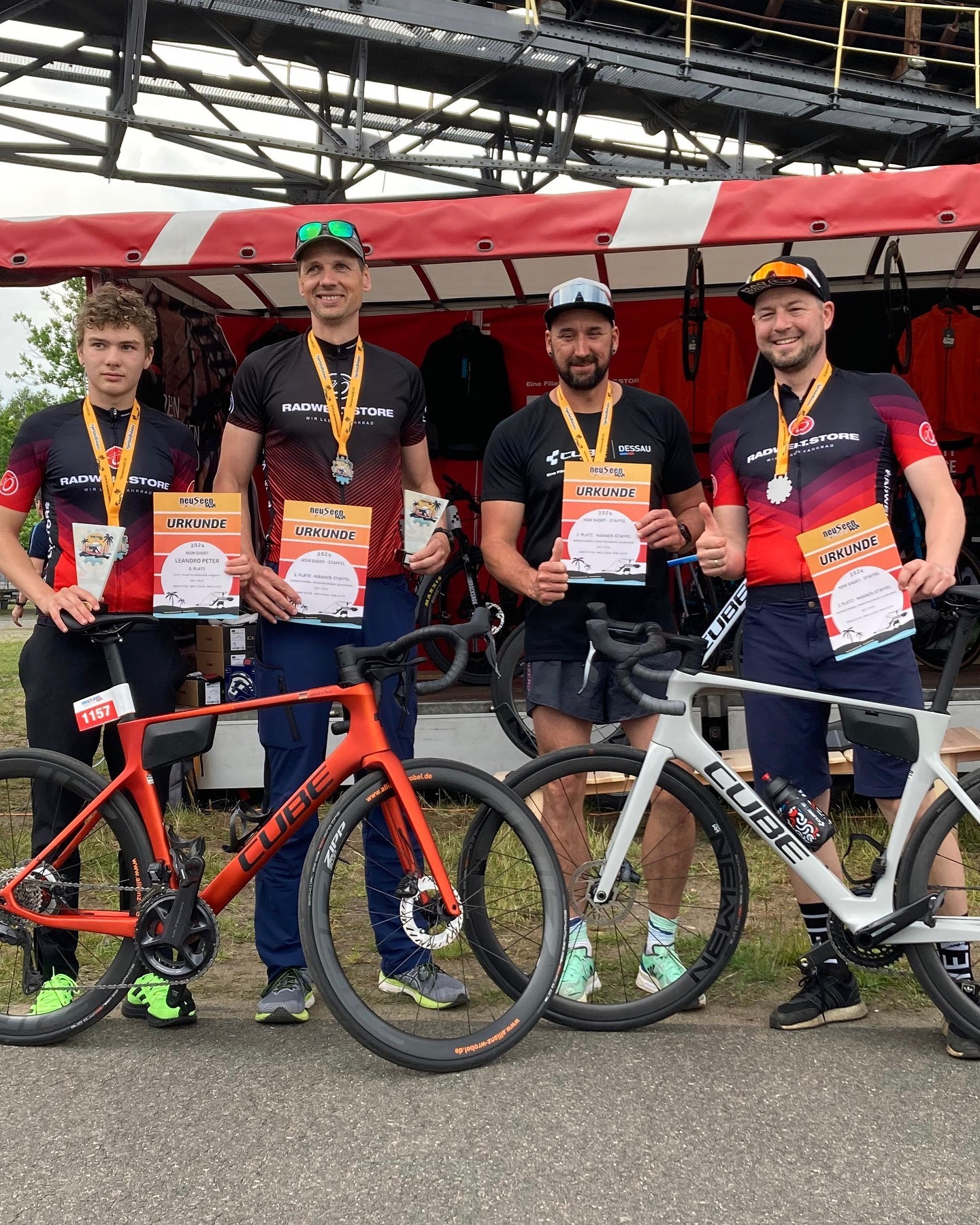 Was für ein Wochenende beim NeuseenMan in Ferropolis! Wir vom CUBE Store Dessau sind immer noch voller Energie. Ein riesiges Dankeschön an alle, die dabei waren und dieses Event so besonders gemacht haben! Besonderer Applaus gilt unserem Team: Sebastian, Oli und Andreas haben den 2. Platz in der Team-Staffel geholt! Und Leandro hat sich den 8. Platz bei den Männern gesichert – stark gemacht! Danke auch an alle, die unseren Stand besucht haben. Es war toll, euch mit unserem Service zur Seite zu stehen. Wir freuen uns schon aufs nächste Jahr. Ihr seid klasse! #NeuseenMan #Triathlon #Ferropolis #CubeStoreDessau Was für ein Wochenende beim NeuseenMan in Ferropolis! Wir vom CUBE Store Dessau sind immer noch voller Energie. Ein riesiges Dankeschön an alle, die dabei waren und dieses Event so besonders gemacht haben! Besonderer Applaus gilt unserem Team: Sebastian, Oli und Andreas haben den 2. Platz in der Team-Staffel geholt! Und Leandro hat sich den 8. Platz bei den Männern gesichert – stark gemacht! Danke auch an alle, die unseren Stand besucht haben. Es war toll, euch mit unserem Service zur Seite zu stehen. Wir freuen uns schon aufs nächste Jahr. Ihr seid klasse! #NeuseenMan #Triathlon #Ferropolis #CubeStoreDessau