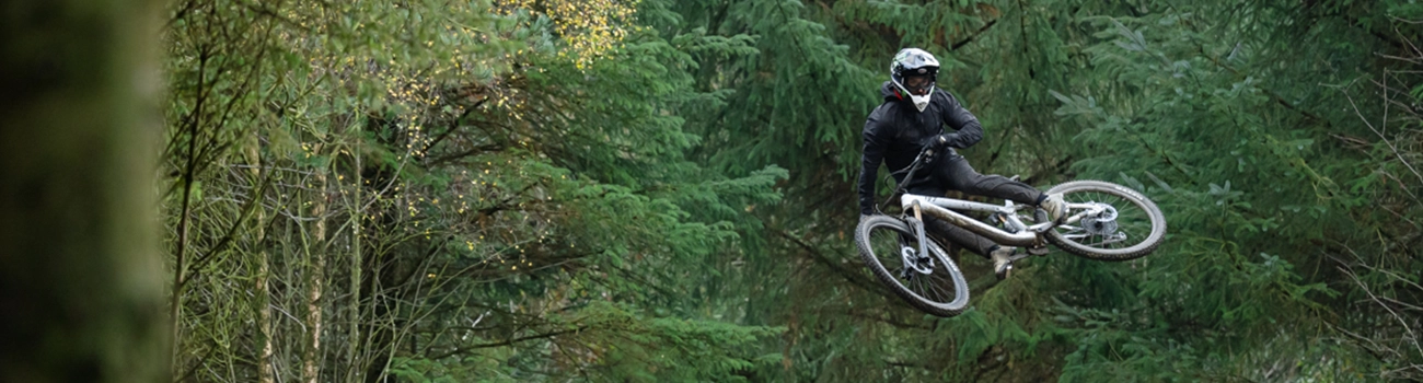 MTB im Wald in der Luft