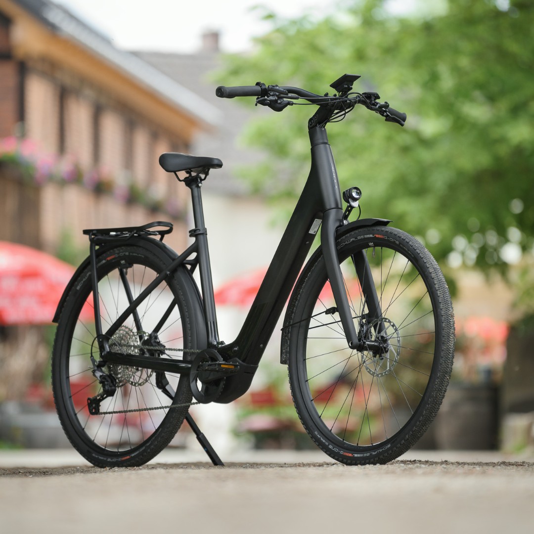 🚴♂️ Ein Bike mit der bewährten Vielseitigkeit und Robustheit unseres Kathmandu Hybrid, aber leichter – geht das? Ja, das geht, und es heißt 🤩 Kathmandu Hybrid C:62 🤩 . Erwartungsgemäß robust und zuverlässig, geht dieses Bike mit einem leichten C:62® Carbonrahmen auf Tour. Dazu kommen ein neuer, leichter SX Motor und Akku von Bosch und fertig ist der sportliche, vielseitige Tourer, der sich auf Langstrecken durch die Lande ebenso wohl fühlt wie im Alltagseinsatz. 🌍 Kathmandu Hybrid C:62 – Die Welt in Reichweite ℹ️ Alle Informationen jetzt auf: www.cube.eu/kathmandu-hybrid-c-62 🚴♂️ Ein Bike mit der bewährten Vielseitigkeit und Robustheit unseres Kathmandu Hybrid, aber leichter – geht das? Ja, das geht, und es heißt 🤩 Kathmandu Hybrid C:62 🤩 . Erwartungsgemäß robust und zuverlässig, geht dieses Bike mit einem leichten C:62® Carbonrahmen auf Tour. Dazu kommen ein neuer, leichter SX Motor und Akku von Bosch und fertig ist der sportliche, vielseitige Tourer, der sich auf Langstrecken durch die Lande ebenso wohl fühlt wie im Alltagseinsatz. 🌍 Kathmandu Hybrid C:62 – Die Welt in Reichweite ℹ️ Alle Informationen jetzt auf: www.cube.eu/kathmandu-hybrid-c-62